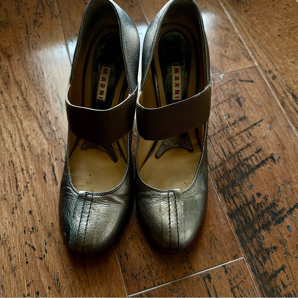 MARNI LEATHER MARYJANE PUMPS size 39